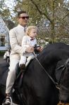 Broek en Waterland 26 oktober 2024
Douwe Bob en Anouk trouwen in de kerk van Broek en Waterland . Douwe arriveert met zijn zoontje op een paard bij de kerk. Douwe Bob met zijn zoon
