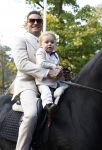 Broek en Waterland 26 oktober 2024
Douwe Bob en Anouk trouwen in de kerk van Broek en Waterland . Douwe arriveert met zijn zoontje op een paard bij de kerk. Douwe Bob met zijn zoon
