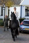 Broek en Waterland 26 oktober 2024
Douwe Bob en Anouk trouwen in de kerk van Broek en Waterland . Douwe arriveert met zijn zoontje op een paard bij de kerk. Douwe Bob met zijn zoon