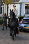 Broek en Waterland 26 oktober 2024
Douwe Bob en Anouk trouwen in de kerk van Broek en Waterland . Douwe arriveert met zijn zoontje op een paard bij de kerk. Douwe Bob met zijn zoon