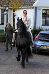 Broek en Waterland 26 oktober 2024
Douwe Bob en Anouk trouwen in de kerk van Broek en Waterland . Douwe arriveert met zijn zoontje op een paard bij de kerk. Douwe Bob met zijn zoon