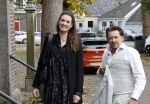 Broek en Waterland 26 oktober 2024
Douwe Bob en Anouk trouwen in de kerk van Broek en Waterland . Douwe arriveert met zijn zoontje op een paard bij de kerk. Ferri Somogyi met zijn vrouw