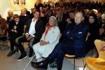 Amstelveen 14 november 2024
Opening expositie en boekpresentatie van 80 jaar Jeroen Krabbe in het Cobra Museum . Joop v d Ende overhandit het eerste boek . Vrouw Herma Krabbe zit op de eerste rij samen met zoon Jasper en Jacob Krabbe .