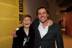 Amstelveen 14 november 2024
Opening expositie en boekpresentatie van 80 jaar Jeroen Krabbe in het Cobra Museum . Joop v d Ende overhandit het eerste boek . Vrouw Herma Krabbe zit op de eerste rij samen met zoon Jasper en Jakob Krabbe . Jakob Krabbe met zijn zoon