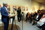 Amstelveen 14 november 2024
Opening expositie en boekpresentatie van 80 jaar Jeroen Krabbe in het Cobra Museum . Joop v d Ende overhandit het eerste boek . Vrouw Herma Krabbe zit op de eerste rij samen met zoon Jasper en Jacob Krabbe .