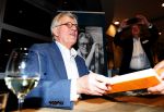 Amstelveen 14 november 2024
Opening expositie en boekpresentatie van 80 jaar Jeroen Krabbe in het Cobra Museum . Joop v d Ende overhandit het eerste boek . Vrouw Herma Krabbe zit op de eerste rij samen met zoon Jasper en Jacob Krabbe .