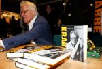 Amstelveen 14 november 2024
Opening expositie en boekpresentatie van 80 jaar Jeroen Krabbe in het Cobra Museum . Joop v d Ende overhandit het eerste boek . Vrouw Herma Krabbe zit op de eerste rij samen met zoon Jasper en Jacob Krabbe .