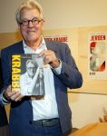 Amstelveen 14 november 2024
Opening expositie en boekpresentatie van 80 jaar Jeroen Krabbe in het Cobra Museum . Joop v d Ende overhandit het eerste boek . Vrouw Herma Krabbe zit op de eerste rij samen met zoon Jasper en Jacob Krabbe .