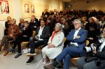 Amstelveen 14 november 2024
Opening expositie en boekpresentatie van 80 jaar Jeroen Krabbe in het Cobra Museum . Joop v d Ende overhandit het eerste boek . Vrouw Herma Krabbe zit op de eerste rij samen met zoon Jasper en Jacob Krabbe .
