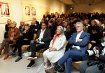 Amstelveen 14 november 2024
Opening expositie en boekpresentatie van 80 jaar Jeroen Krabbe in het Cobra Museum . Joop v d Ende overhandit het eerste boek . Vrouw Herma Krabbe zit op de eerste rij samen met zoon Jasper en Jacob Krabbe .