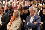 Amstelveen 14 november 2024
Opening expositie en boekpresentatie van 80 jaar Jeroen Krabbe in het Cobra Museum . Joop v d Ende overhandit het eerste boek . Vrouw Herma Krabbe zit op de eerste rij samen met zoon Jasper en Jacob Krabbe .