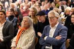 Amstelveen 14 november 2024
Opening expositie en boekpresentatie van 80 jaar Jeroen Krabbe in het Cobra Museum . Joop v d Ende overhandit het eerste boek . Vrouw Herma Krabbe zit op de eerste rij samen met zoon Jasper en Jacob Krabbe .