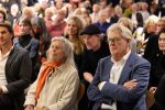 Amstelveen 14 november 2024
Opening expositie en boekpresentatie van 80 jaar Jeroen Krabbe in het Cobra Museum . Joop v d Ende overhandit het eerste boek . Vrouw Herma Krabbe zit op de eerste rij samen met zoon Jasper en Jacob Krabbe .