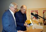Amstelveen 14 november 2024
Opening expositie en boekpresentatie van 80 jaar Jeroen Krabbe in het Cobra Museum . Joop v d Ende overhandit het eerste boek . Vrouw Herma Krabbe zit op de eerste rij samen met zoon Jasper en Jacob Krabbe .