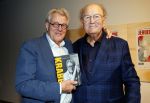 Amstelveen 14 november 2024
Opening expositie en boekpresentatie van 80 jaar Jeroen Krabbe in het Cobra Museum . Joop v d Ende overhandit het eerste boek . Vrouw Herma Krabbe zit op de eerste rij samen met zoon Jasper en Jacob Krabbe .