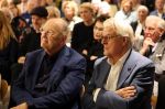 Amstelveen 14 november 2024
Opening expositie en boekpresentatie van 80 jaar Jeroen Krabbe in het Cobra Museum . Joop v d Ende overhandit het eerste boek . Vrouw Herma Krabbe zit op de eerste rij samen met zoon Jasper en Jacob Krabbe .