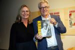Amstelveen 14 november 2024
Opening expositie en boekpresentatie van 80 jaar Jeroen Krabbe in het Cobra Museum . Joop v d Ende overhandit het eerste boek . Vrouw Herma Krabbe zit op de eerste rij samen met zoon Jasper en Jacob Krabbe . Rosa Koelemeijer