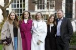Amsterdam 29 november 2024
Fotouurtje Koninklijk huis met Koning Willem Alexander Koningin Maxima Prinses Amalia Prinses Alexia Prinses Ariane en hun hondje Mambo . De shoot vond plaats op het Begijnhof in het centrum van Amsterdam.