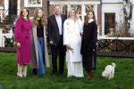 Amsterdam 29 november 2024
Fotouurtje Koninklijk huis met Koning Willem Alexander Koningin Maxima Prinses Amalia Prinses Alexia Prinses Ariane en hun hondje Mambo . De shoot vond plaats op het Begijnhof in het centrum van Amsterdam.