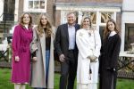 Amsterdam 29 november 2024
Fotouurtje Koninklijk huis met Koning Willem Alexander Koningin Maxima Prinses Amalia Prinses Alexia Prinses Ariane en hun hondje Mambo . De shoot vond plaats op het Begijnhof in het centrum van Amsterdam.