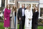 Amsterdam 29 november 2024
Fotouurtje Koninklijk huis met Koning Willem Alexander Koningin Maxima Prinses Amalia Prinses Alexia Prinses Ariane en hun hondje Mambo . De shoot vond plaats op het Begijnhof in het centrum van Amsterdam.