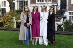 Amsterdam 29 november 2024
Fotouurtje Koninklijk huis met Koning Willem Alexander Koningin Maxima Prinses Amalia Prinses Alexia Prinses Ariane en hun hondje Mambo . De shoot vond plaats op het Begijnhof in het centrum van Amsterdam.