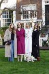 Amsterdam 29 november 2024
Fotouurtje Koninklijk huis met Koning Willem Alexander Koningin Maxima Prinses Amalia Prinses Alexia Prinses Ariane en hun hondje Mambo . De shoot vond plaats op het Begijnhof in het centrum van Amsterdam.