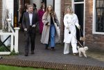 Amsterdam 29 november 2024
Fotouurtje Koninklijk huis met Koning Willem Alexander Koningin Maxima Prinses Amalia Prinses Alexia Prinses Ariane en hun hondje Mambo . De shoot vond plaats op het Begijnhof in het centrum van Amsterdam.