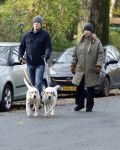 Huizen 24 november 2024
Linda de Mol en partner Jeroen Rietbergen aan het wandelen met hun 2 labradors / honden