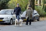 Huizen 24 november 2024
Linda de Mol en partner Jeroen Rietbergen aan het wandelen met hun 2 labradors / honden