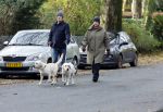 Huizen 24 november 2024
Linda de Mol en partner Jeroen Rietbergen aan het wandelen met hun 2 labradors / honden
