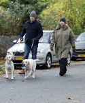 Huizen 24 november 2024
Linda de Mol en partner Jeroen Rietbergen aan het wandelen met hun 2 labradors / honden