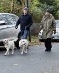 Huizen 24 november 2024
Linda de Mol en partner Jeroen Rietbergen aan het wandelen met hun 2 labradors / honden
