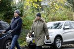 Huizen 24 november 2024
Linda de Mol en partner Jeroen Rietbergen aan het wandelen met hun 2 labradors / honden