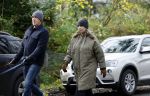 Huizen 24 november 2024
Linda de Mol en partner Jeroen Rietbergen aan het wandelen met hun 2 labradors / honden