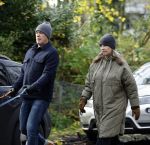 Huizen 24 november 2024
Linda de Mol en partner Jeroen Rietbergen aan het wandelen met hun 2 labradors / honden
