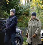 Huizen 24 november 2024
Linda de Mol en partner Jeroen Rietbergen aan het wandelen met hun 2 labradors / honden
