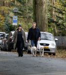 Huizen 24 november 2024
Linda de Mol en partner Jeroen Rietbergen aan het wandelen met hun 2 labradors / honden