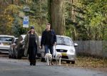 Huizen 24 november 2024
Linda de Mol en partner Jeroen Rietbergen aan het wandelen met hun 2 labradors / honden