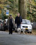 Huizen 24 november 2024
Linda de Mol en partner Jeroen Rietbergen aan het wandelen met hun 2 labradors / honden