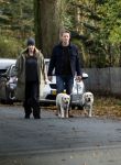 Huizen 24 november 2024
Linda de Mol en partner Jeroen Rietbergen aan het wandelen met hun 2 labradors / honden