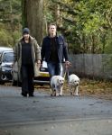 Huizen 24 november 2024
Linda de Mol en partner Jeroen Rietbergen aan het wandelen met hun 2 labradors / honden