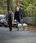 Huizen 24 november 2024
Linda de Mol en partner Jeroen Rietbergen aan het wandelen met hun 2 labradors / honden