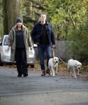 Huizen 24 november 2024
Linda de Mol en partner Jeroen Rietbergen aan het wandelen met hun 2 labradors / honden