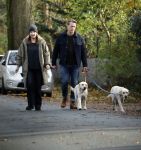 Huizen 24 november 2024
Linda de Mol en partner Jeroen Rietbergen aan het wandelen met hun 2 labradors / honden