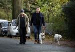 Huizen 24 november 2024
Linda de Mol en partner Jeroen Rietbergen aan het wandelen met hun 2 labradors / honden