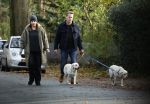 Huizen 24 november 2024
Linda de Mol en partner Jeroen Rietbergen aan het wandelen met hun 2 labradors / honden