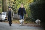 Huizen 24 november 2024
Linda de Mol en partner Jeroen Rietbergen aan het wandelen met hun 2 labradors / honden
