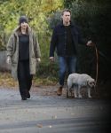 Huizen 24 november 2024
Linda de Mol en partner Jeroen Rietbergen aan het wandelen met hun 2 labradors / honden