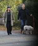 Huizen 24 november 2024
Linda de Mol en partner Jeroen Rietbergen aan het wandelen met hun 2 labradors / honden